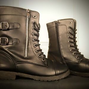 Combat style boots